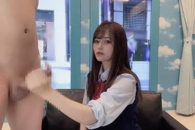 日本素人女学生在魔镜房给男人打手枪
