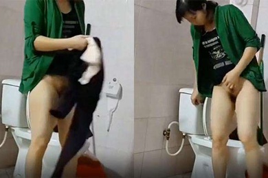 浴室偷装摄像头水电工给小姐姐修热水器在浴室偷拍她洗澡上厕所